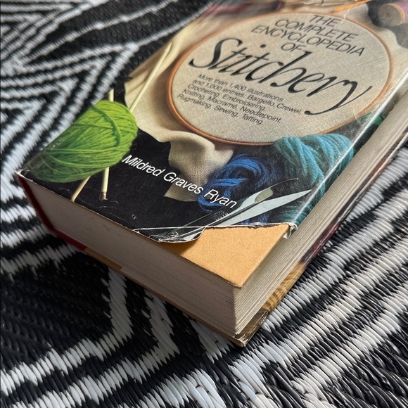 Rare hardcover book The Complete Encyclopedia of Stitchery, Mildred Graves Ryan - Picture 7 of 8